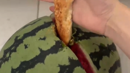 放一周的新疆馕有多硬？能轻松劈开西瓜，还能挂两桶矿泉水
