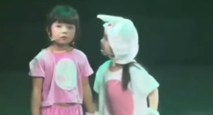 “你帽子掉啦！”萌娃“悄咪咪”告诉全世界，可爱举动逗笑在场观众