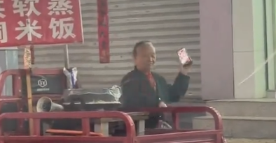 卖糯米饭的大娘雨中起舞，没有观众也依旧快乐