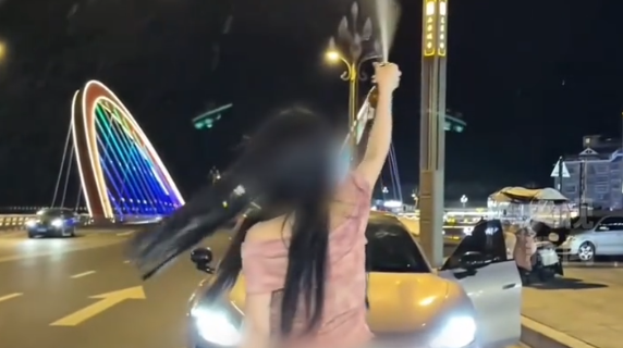 南充女子逆行后违停拍视频，交警：罚！马路不是私人秀场