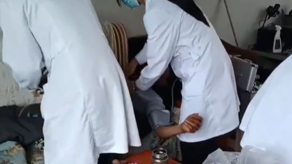 老人误食毒蘑菇致幻在家放声高歌