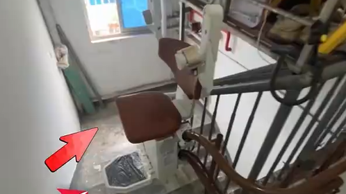 女子自费装“电梯”给全楼用遭抵制：安装后楼道变窄，有业主打不开门