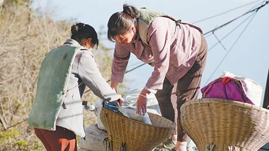 “当你迷茫时，请看看负重前行的她”，人民日报点赞老君山挑山女工