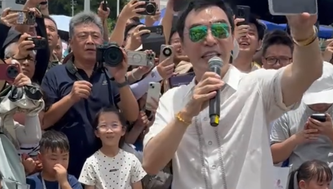 73岁香港艺人钟镇涛参观南宁舰，现场大合唱《朋友》