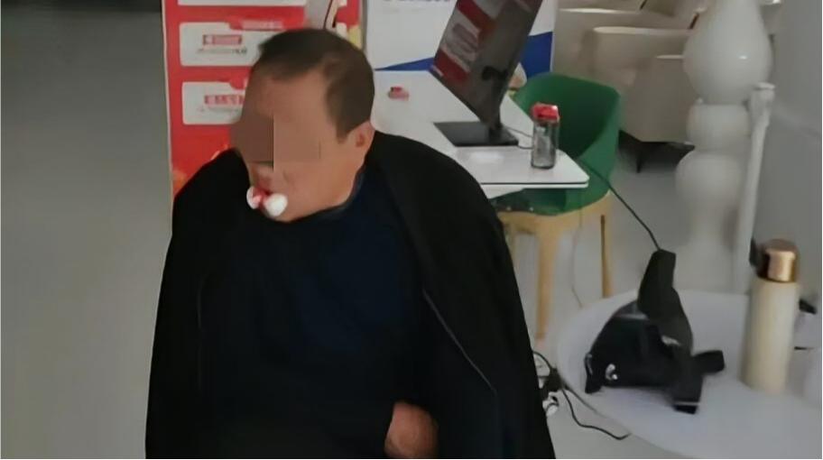 老人看一颗牙被拔12颗种10颗