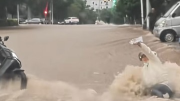 外卖员被暴雨冲倒顺流漂移，两车主果断拦截！女车主：同为女性理解她生活不易