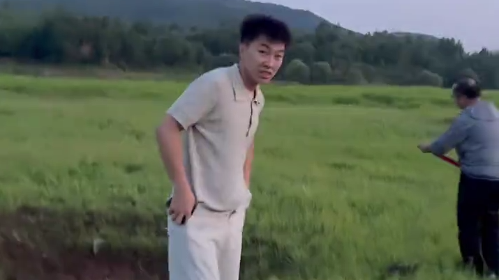 退伍小伙脱裤子结绳救坠坑大爷：哪怕把所有衣服扒了，只要能救人就值