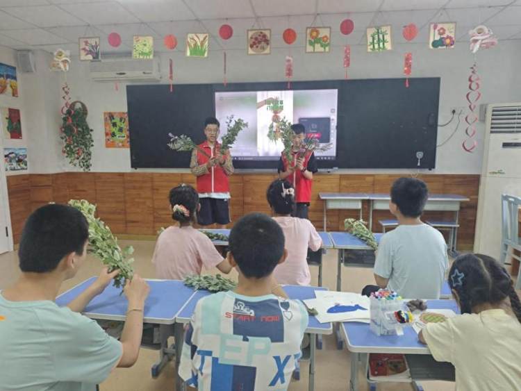 五彩绳、小香囊系真情，艾草挂件迎端午