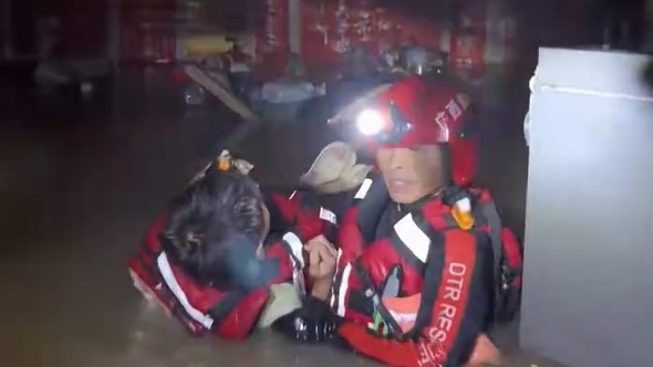 广西贵港覃塘强降雨致多人被困 消防救援人员星夜救援