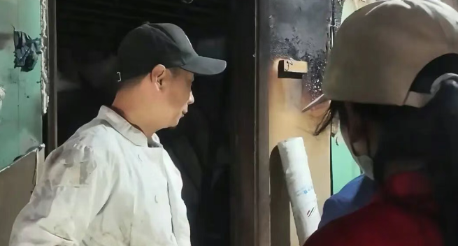 厨师忘关油锅致餐馆失火严重受损，郑州烧烤店老板做法获全网点赞