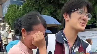 妈妈去世后三岁男孩跟着小姨生活，如今小姨含泪见证外甥清华录取