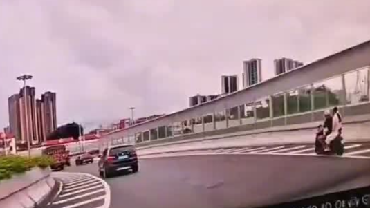 一家三口骑车上高架发生车祸，侧翻遭后车碾轧