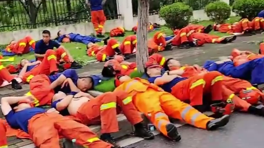 拍摄者回应消防员抢险救灾后席地而睡：当时不忍打扰，只想他们好好休息休息