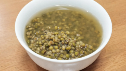 绿豆汤当水连喝三天，女子血压飙升，突发脑出血昏迷！医生提醒