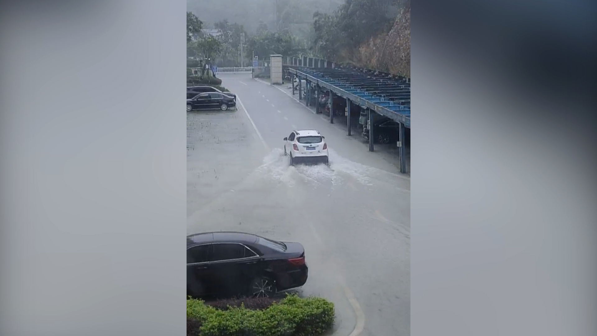 直击广西暴雨持续 亲历者回忆“钢化玻璃都碎了”