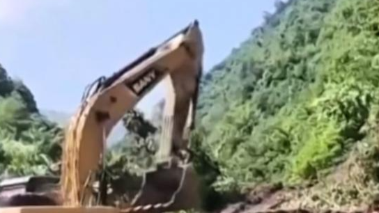 甘肃山体滑坡已救出21人 ，其中5人抢救无效死亡，正全力搜救其余12人