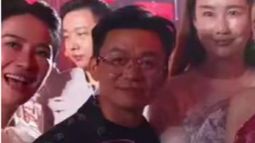 王宝强携女友冯清在山东青岛参加朋友婚礼：穿深色西服造型时尚