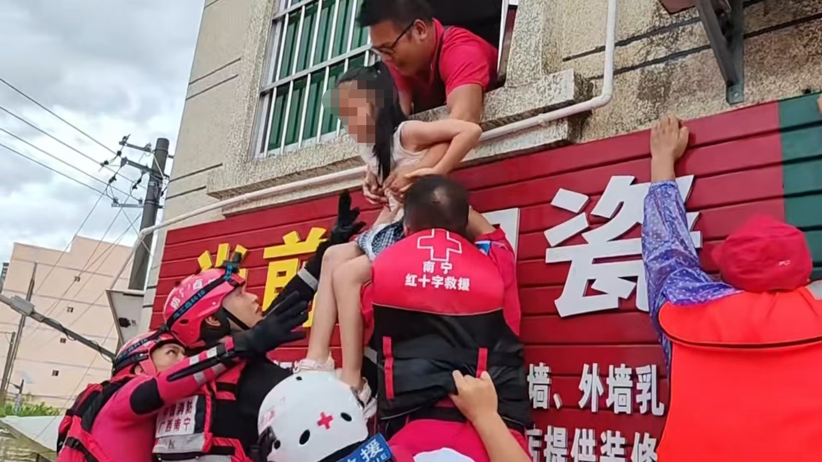 广西南宁一对父女被困洪水深处 救援队员搭人梯成功解救