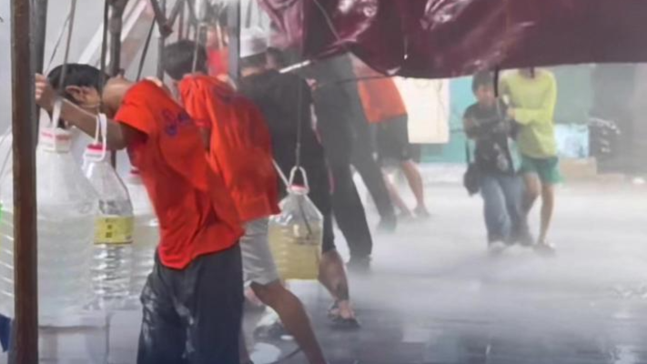 青岛多地突发强对流天气，一大排档桌椅被掀翻，雨棚被吹飞