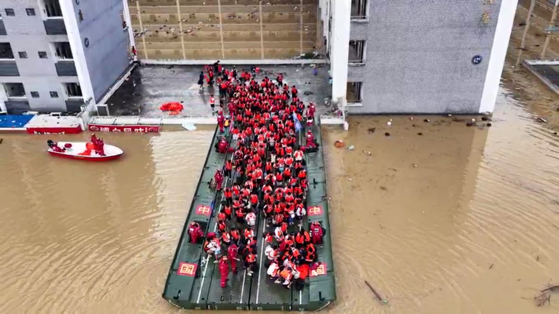 “救援航母”硬核救援！广西贵港6000余名被困师生已全部转移