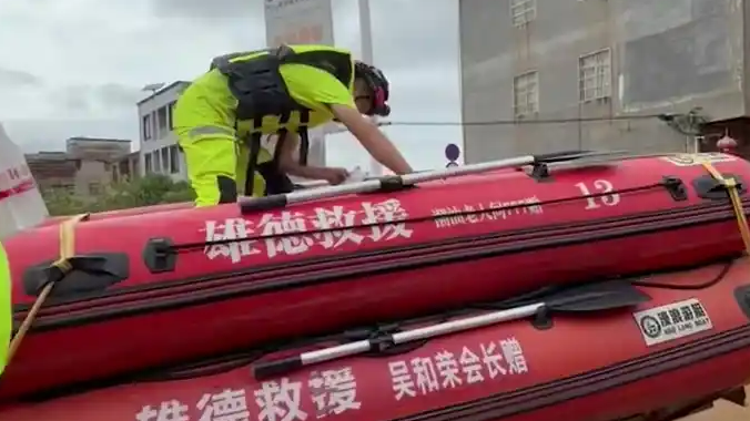 三四公里水路记者三次看到蛇