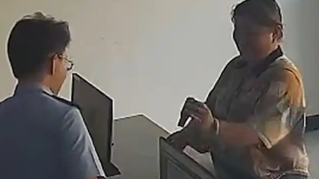 大妈河边洗衣服捡到手榴弹，单手拿着淡定上交，民警：啊？！