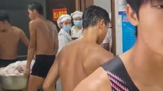 广西贵港高中生喊着校训搬运物资 网友：这个夏天最靓的仔！