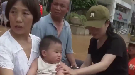 广西抗洪军人偶遇自己妻儿被救，救援人员：“放心吧！班长，嫂子交给我们”