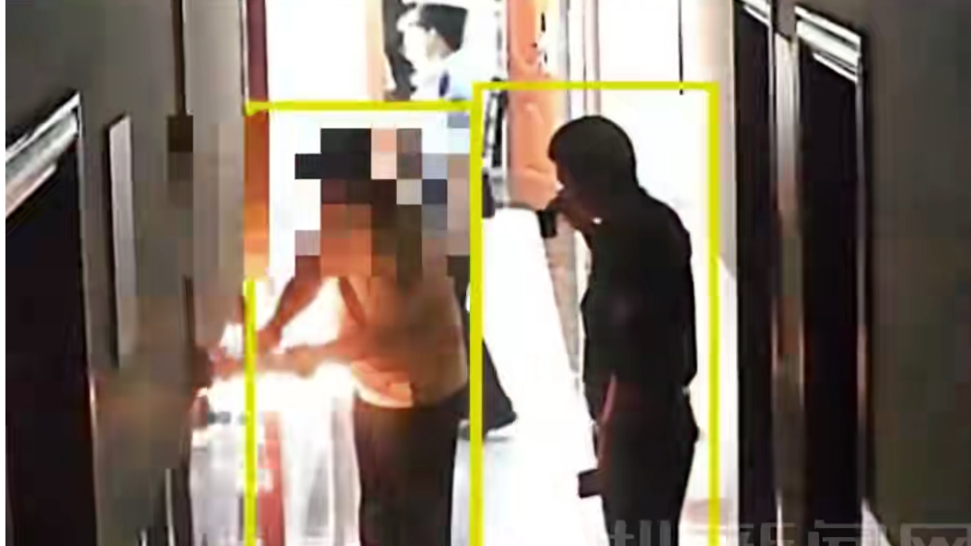 广东一房东收租发现租客失联，屋内却传出手机铃声，破门后发现租客已失去意识