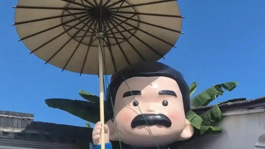 台风“巴威”降至，绍兴一景区加固雕塑：没收“鲁迅”的油纸伞