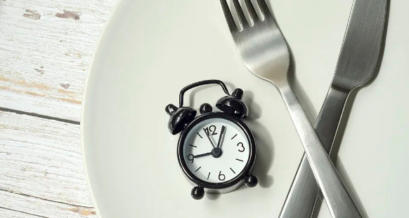 饿着入睡VS吃点宵夜，哪样更伤身？