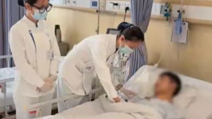 24岁小伙连续熬夜后感冒有发罕见病，被送进ICU抢救，医生提醒