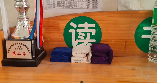 救援队离开驻扎小学前，连教室抹布都叠成豆腐块，留下一封信
