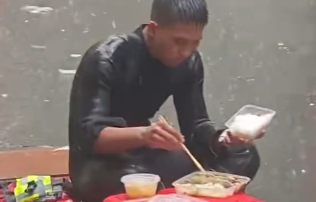 冒雨席地而坐用餐的“泡饭哥”找到了：早一分钟处置完，群众就能早一分钟平安