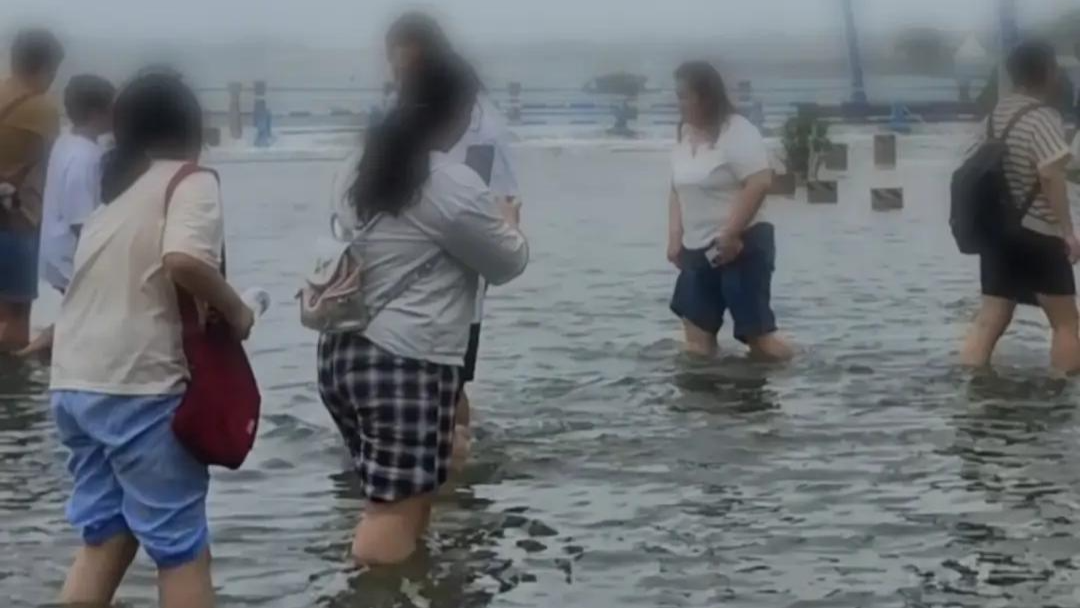 青岛沿海掀巨浪 海水涌上岸淹没道路