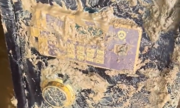洪水消退后，广西男子在淤泥中挖出自家保险柜，里面有十几万积蓄