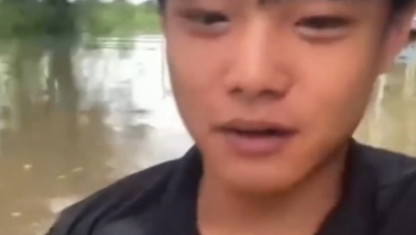 暴雨后店员趟齐颈积水上班途中发视频请假看懵店主，最后用船接的