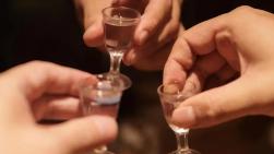 男子酒后猝死，同饮者：把他喝吐给千元！前后喝七八两白酒+7瓶酒