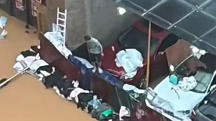 男女老少齐动手自救成功！小区居民自制沙袋保住千台车