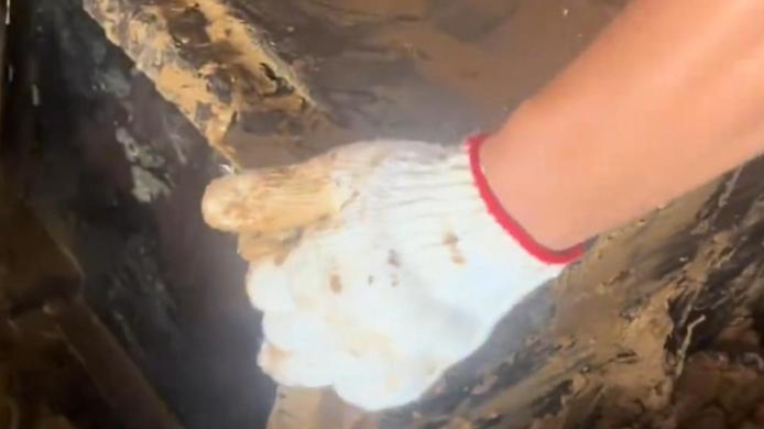 洪水消退后，广西男子淤泥中挖出装有十几万的保险柜