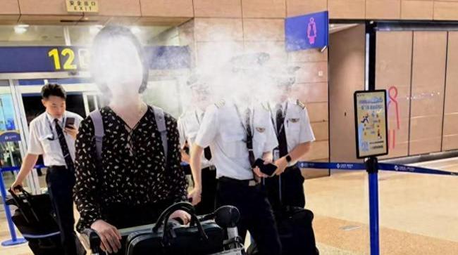 法国男子来华给93岁母亲背回一台空调