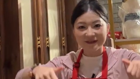 女孩成都转机独自吃火锅被火锅店“收编”