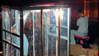 这个夏天最凉快的钓鱼佬！重庆男子带“移动空调”江边钓鱼