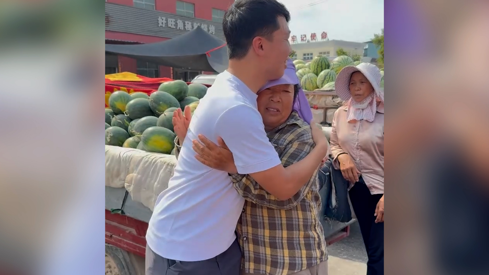 满分善良！河南小伙带怀孕妻子高价收购十万斤西瓜送工人，只为帮乡亲渡难关