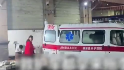 毕节一急救车在批发市场卸水果，当地：护理院停业出售急救车，已暂停交易