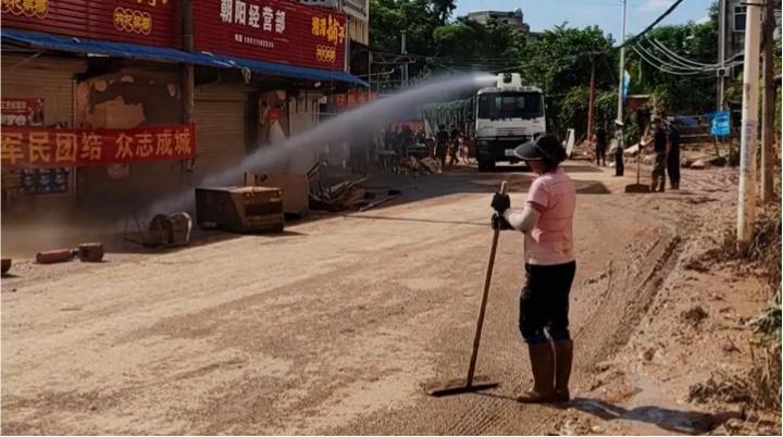 武警出动高压水炮车助力清淤