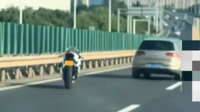 高架惊现“无人驾驶”摩托车？张雪机车称车主已骨折住院，当地交警正在调查