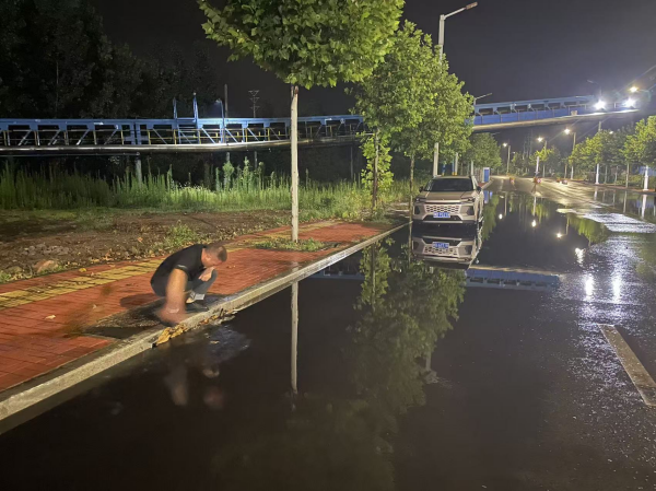 启动四级应急响应！平顶山市石龙区建设交通局雨中逆行守护平安路