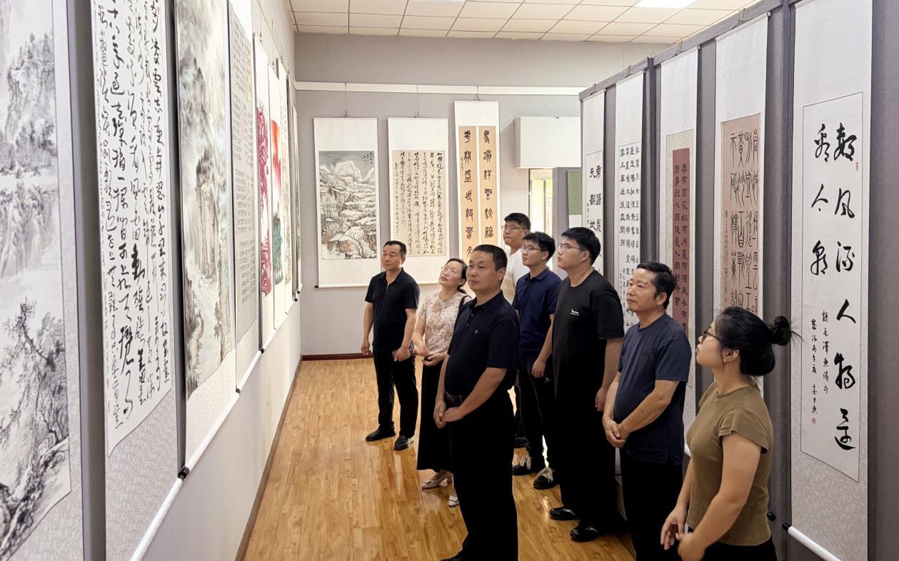河南确山：书画展里人气旺