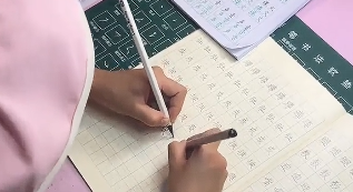 “开挂”的小孩姐，左右手同步写字， 一样工整规范！网友：“双卡双待”？